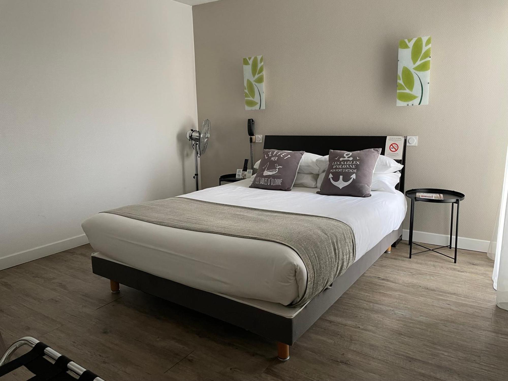 Cit'Hotel Le Chene Vert เลส์ซาบล์-โดล็อนน์ ภายนอก รูปภาพ