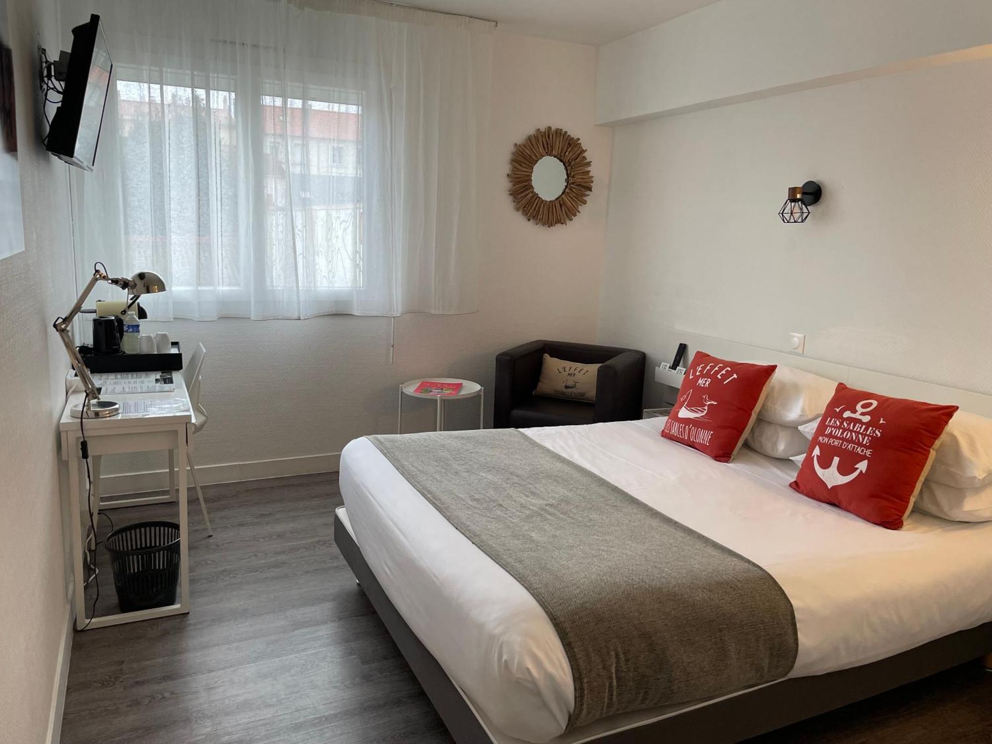 Cit'Hotel Le Chene Vert เลส์ซาบล์-โดล็อนน์ ภายนอก รูปภาพ