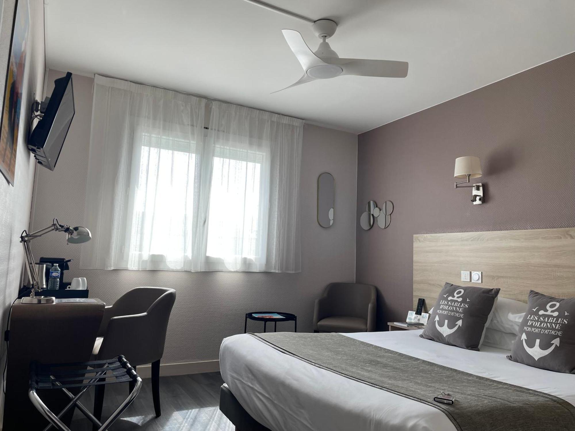 Cit'Hotel Le Chene Vert เลส์ซาบล์-โดล็อนน์ ภายนอก รูปภาพ